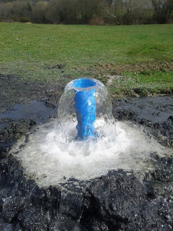 Eau jaillissant d’un forage